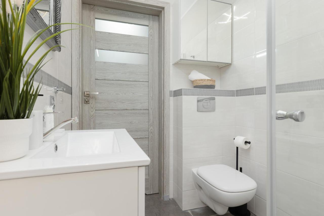 Modern One Bedroom Apartment With Parking In Lodz By Renters Prestige Exteriér fotografie